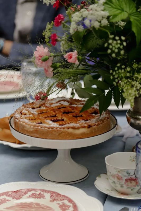 Отведать вкуснейшие блюда, послушать музыку, встретиться с друзьями - провести время так, как любил его проводить Чайковский можно на фестивале «На родине П.И. Чайковского» (6+). Отведать вкуснейшие блюда, послушать музыку, встретиться с друзьями - провести время так, как любил его проводить Чайковский можно на фестивале «На родине П.И. Чайковского» (6+).