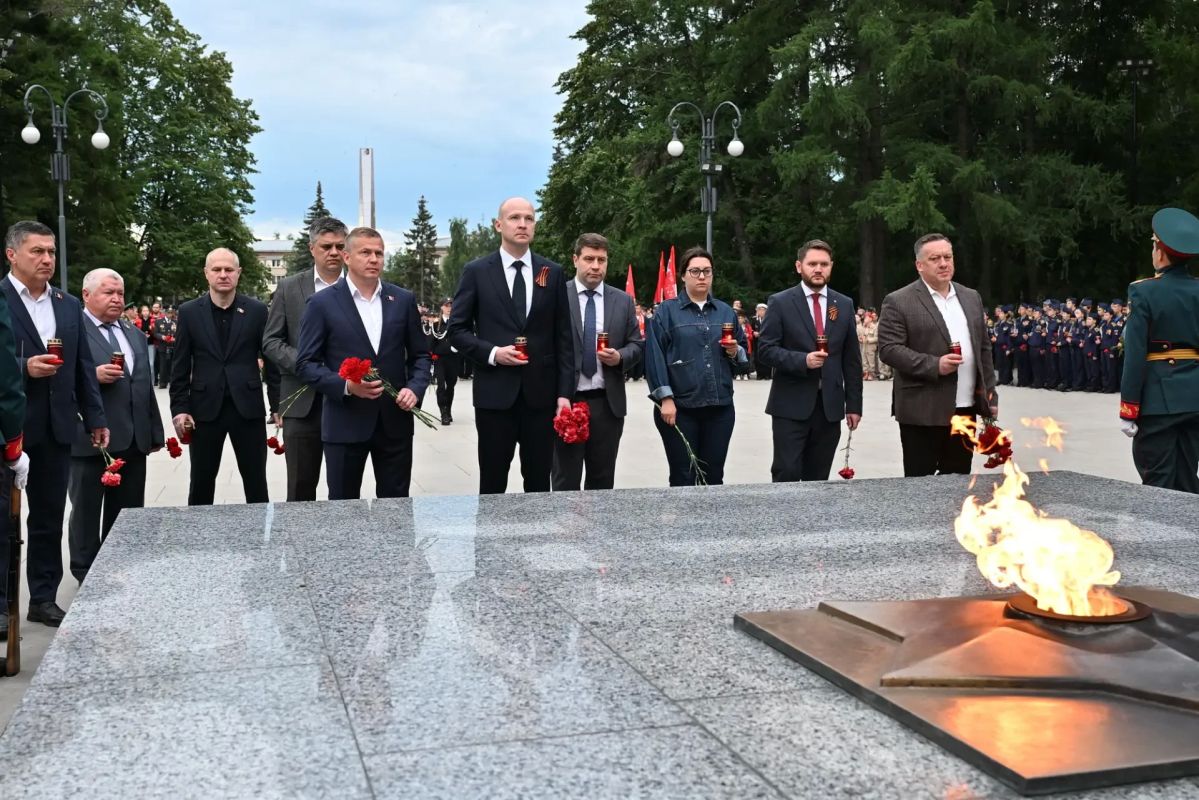 Мероприятия на День памяти и скорби в Ижевске начались с минуты молчания и возложения цветов к Вечному огню, сообщает пресс-служба главы и правительства Удмуртии Мероприятия на День памяти и скорби в Ижевске начались с минуты молчания и возложения цветов к Вечному огню, сообщает пресс-служба главы и правительства Удмуртии