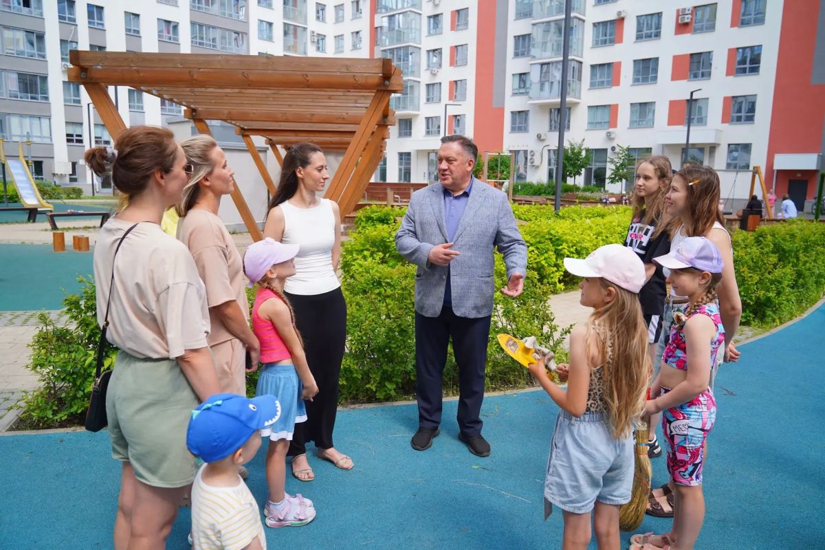 В одном из дворов Ижевска появился детский «Трудовой лагерь» В одном из дворов Ижевска появился детский «Трудовой лагерь»