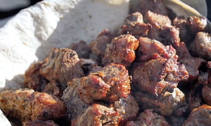 Шашлык без напряга: оригинальный способ мариновать мясо с помощью ржаного хлеба