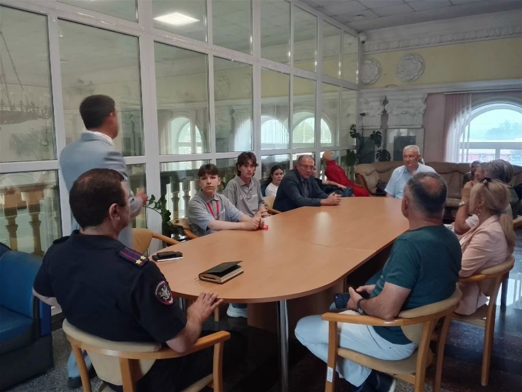 В Ижевске сотрудники транспортной полиции организовали круглый стол совместно с общественниками и студентами В Ижевске сотрудники транспортной полиции организовали круглый стол совместно с общественниками и студентами