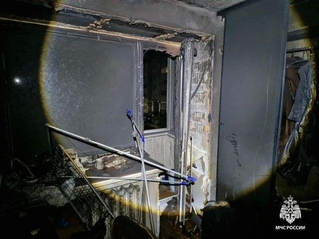 Пожарно-спасательные подразделения эвакуировали трех жильцов из горящей двухкомнатной квартиры на улице Ворошилова в Ижевске Пожарно-спасательные подразделения эвакуировали трех жильцов из горящей двухкомнатной квартиры на улице Ворошилова в Ижевске