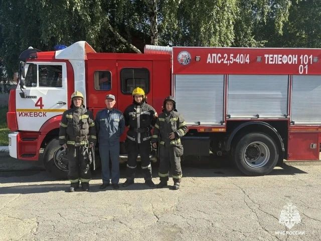 Пожарно-спасательные подразделения эвакуировали трех жильцов из горящей двухкомнатной квартиры на улице Ворошилова в Ижевске Пожарно-спасательные подразделения эвакуировали трех жильцов из горящей двухкомнатной квартиры на улице Ворошилова в Ижевске