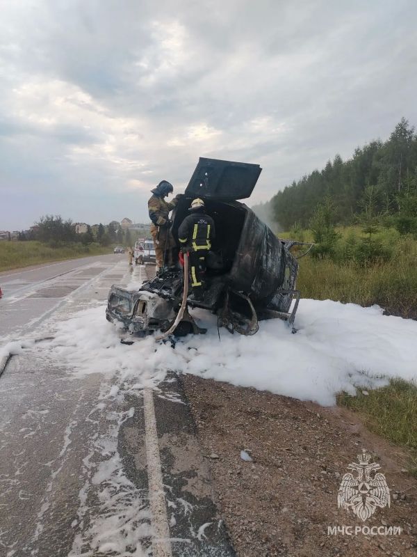 Сотрудники МЧС России ликвидировали возгорание автомобилей в Завьяловском районе Сотрудники МЧС России ликвидировали возгорание автомобилей в Завьяловском районе