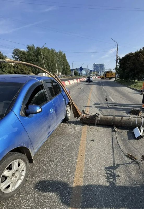 Грузовик оборвал провода, и опора ЛЭП рухнула на легковушку на улице Удмуртской в Ижевске Грузовик оборвал провода, и опора ЛЭП рухнула на легковушку на улице Удмуртской в Ижевске