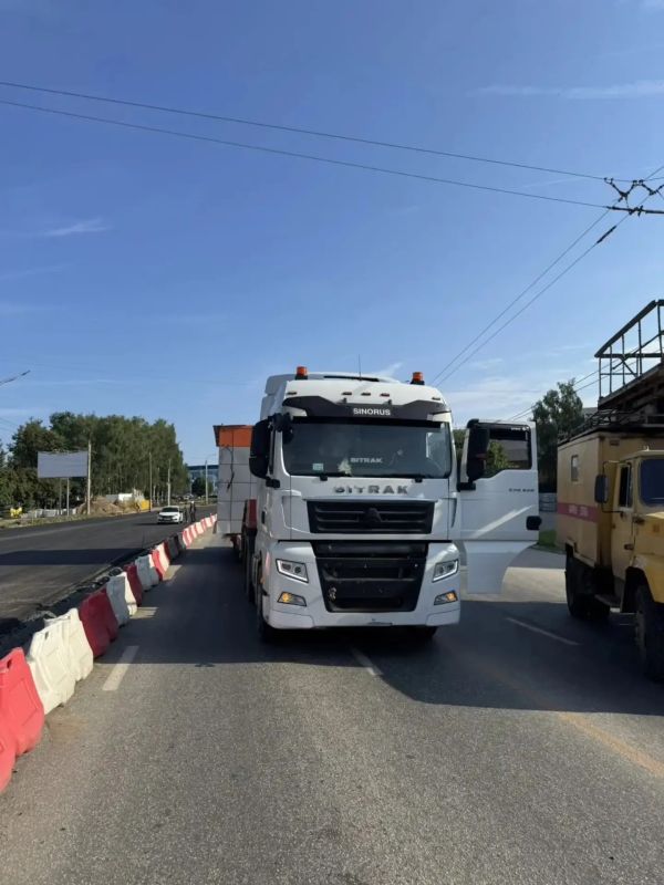 В Ижевске на ул. Удмуртской столб ЛЭП упал на легковой автомобиль «Рено Логан» В Ижевске на ул. Удмуртской столб ЛЭП упал на легковой автомобиль «Рено Логан»