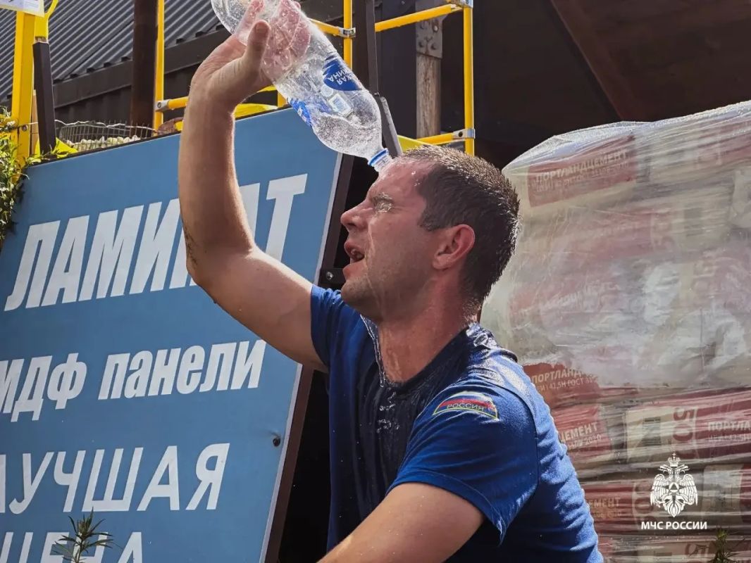 #БудниМЧС. «Кто хотя бы один раз в жизни видел спасателей в работе там, где все рушится, горит, тонет, падает, взрывается, тот не мог не влюбиться в этих скромных, азартных, самоотверженных, необыкновенных людей, способных... #БудниМЧС. «Кто хотя бы один раз в жизни видел спасателей в работе там, где все рушится, горит, тонет, падает, взрывается, тот не мог не влюбиться в этих скромных, азартных, самоотверженных, необыкновенных людей, способных...