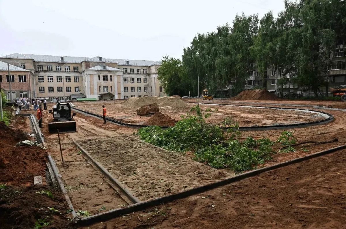 В Ижевске началось строительство трех «умных» спортивных площадок - на базе школы №46, гимназии №83 и ИТ-лицея №24 В Ижевске началось строительство трех «умных» спортивных площадок - на базе школы №46, гимназии №83 и ИТ-лицея №24