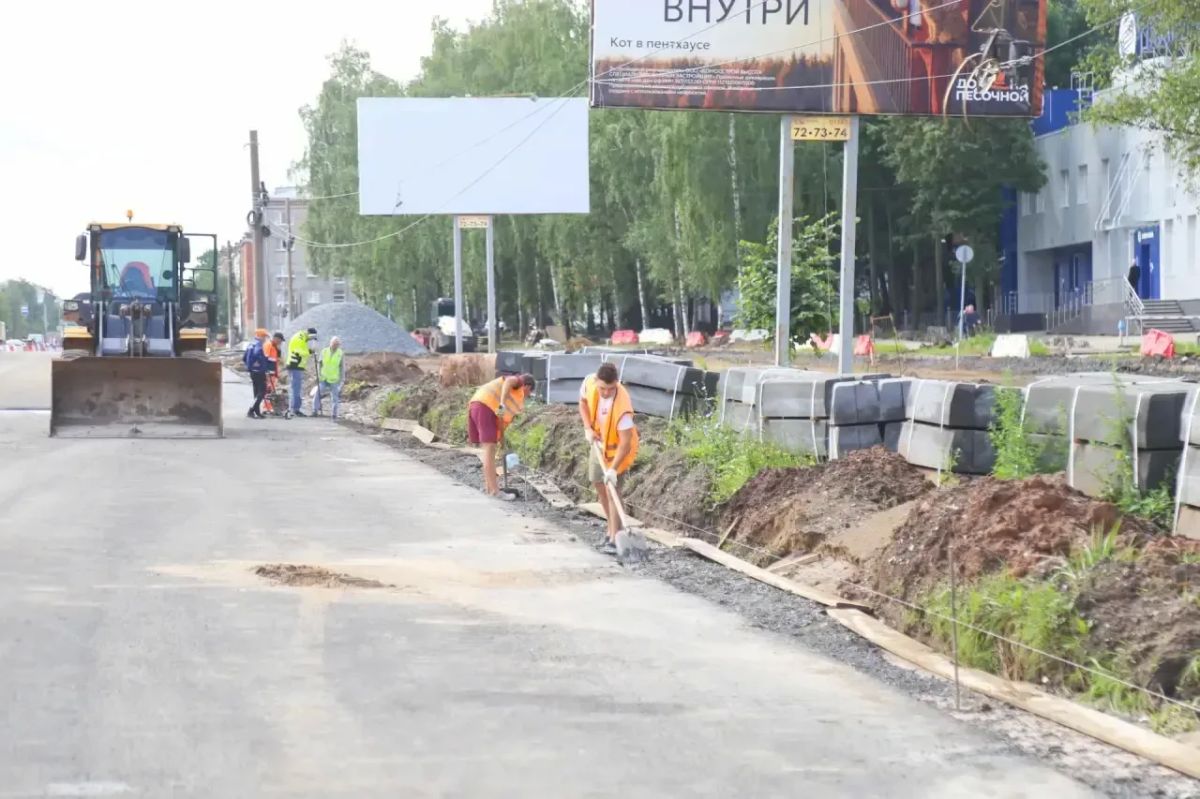 Второй слой: асфальт на Удмуртской в Ижевске укладывают с опережением графика Второй слой: асфальт на Удмуртской в Ижевске укладывают с опережением графика