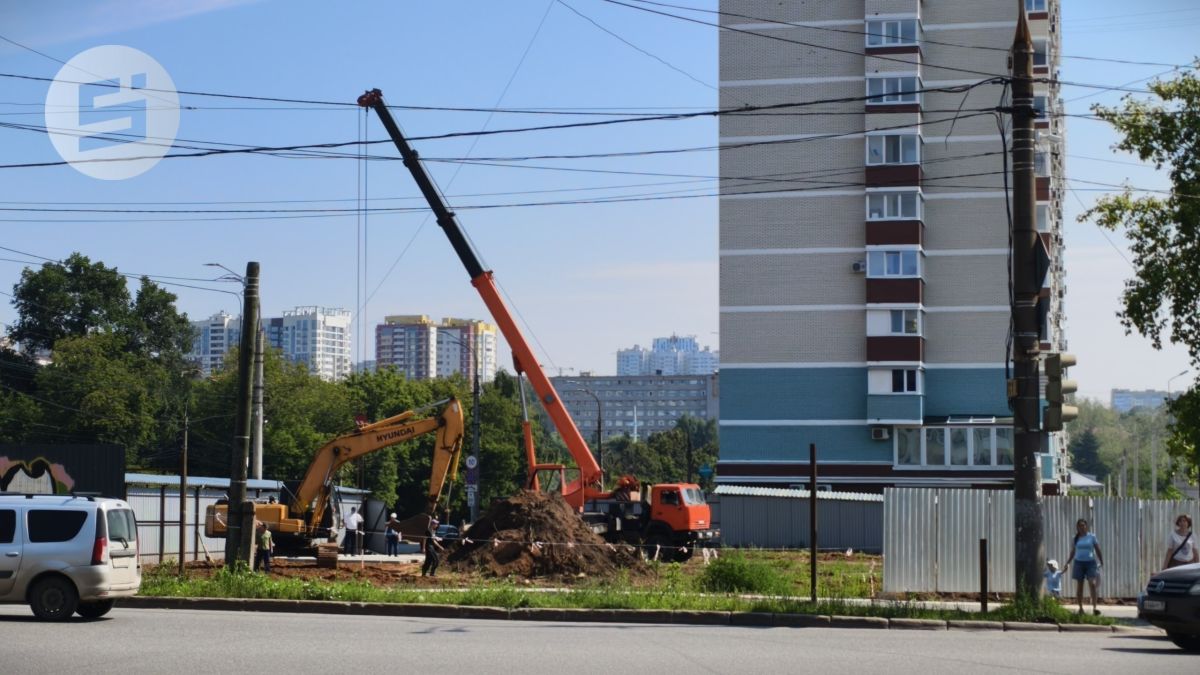 Пустырь на перекрёстке улиц Ленина и Орджоникидзе в Ижевске огородили забором Пустырь на перекрёстке улиц Ленина и Орджоникидзе в Ижевске огородили забором