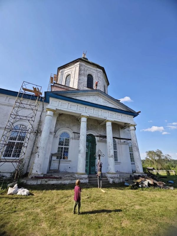 В Кизнерском районе с храма Успения Божией Матери временно сняли крест