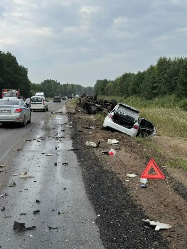 Водитель грузовика отвлекся от управления, чем спровоцировал ДТП Водитель грузовика отвлекся от управления, чем спровоцировал ДТП