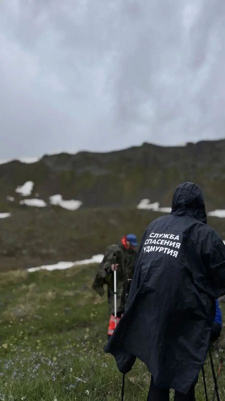 Спасатели из Удмуртии поднялись на Эльбрус С 13 по 21 июля у спасателей поисково-спасательной службы Госкомитета Удмуртии по делам ГО и ЧС прошли учебно-тренировочные сборы по горной подготовке. Цель сборов - повышение... Спасатели из Удмуртии поднялись на Эльбрус С 13 по 21 июля у спасателей поисково-спасательной службы Госкомитета Удмуртии по делам ГО и ЧС прошли учебно-тренировочные сборы по горной подготовке. Цель сборов - повышение...