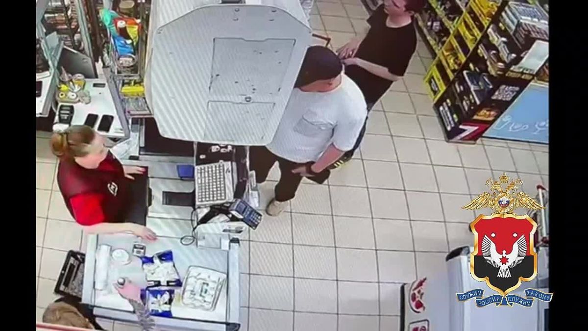 Сотрудниками полиции в Ижевске задержан местный житель, расплатившийся в магазине найденной банковской картой