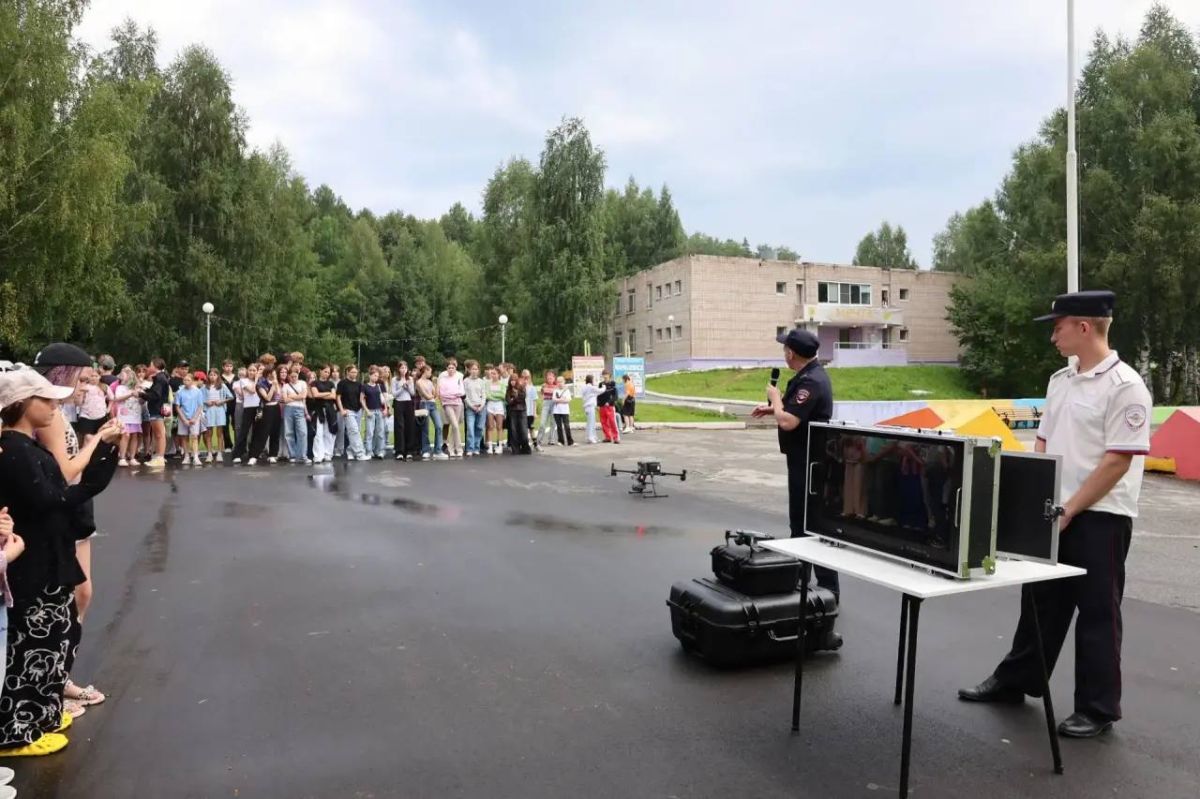 В Удмуртии полицейские встретились с подростками в молодёжном лагере «Оранжевое настроение» в рамках акции «Школа полиции» В Удмуртии полицейские встретились с подростками в молодёжном лагере «Оранжевое настроение» в рамках акции «Школа полиции»
