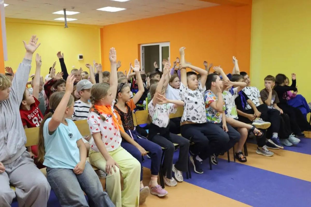 В Удмуртии полицейские встретились с подростками в молодёжном лагере «Оранжевое настроение» в рамках акции «Школа полиции» В Удмуртии полицейские встретились с подростками в молодёжном лагере «Оранжевое настроение» в рамках акции «Школа полиции»