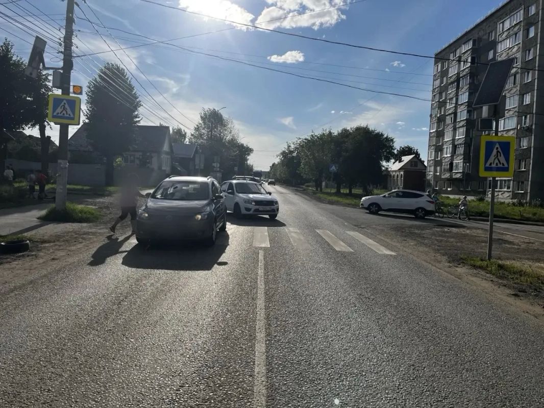 8-летний мальчик, пересекая переходный переход не спешившись, получил травмы в ДТП