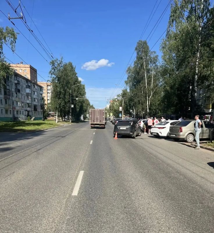 Мотоциклист «бесправник» повредил три автомбиля и получил травмы в результате ДТП