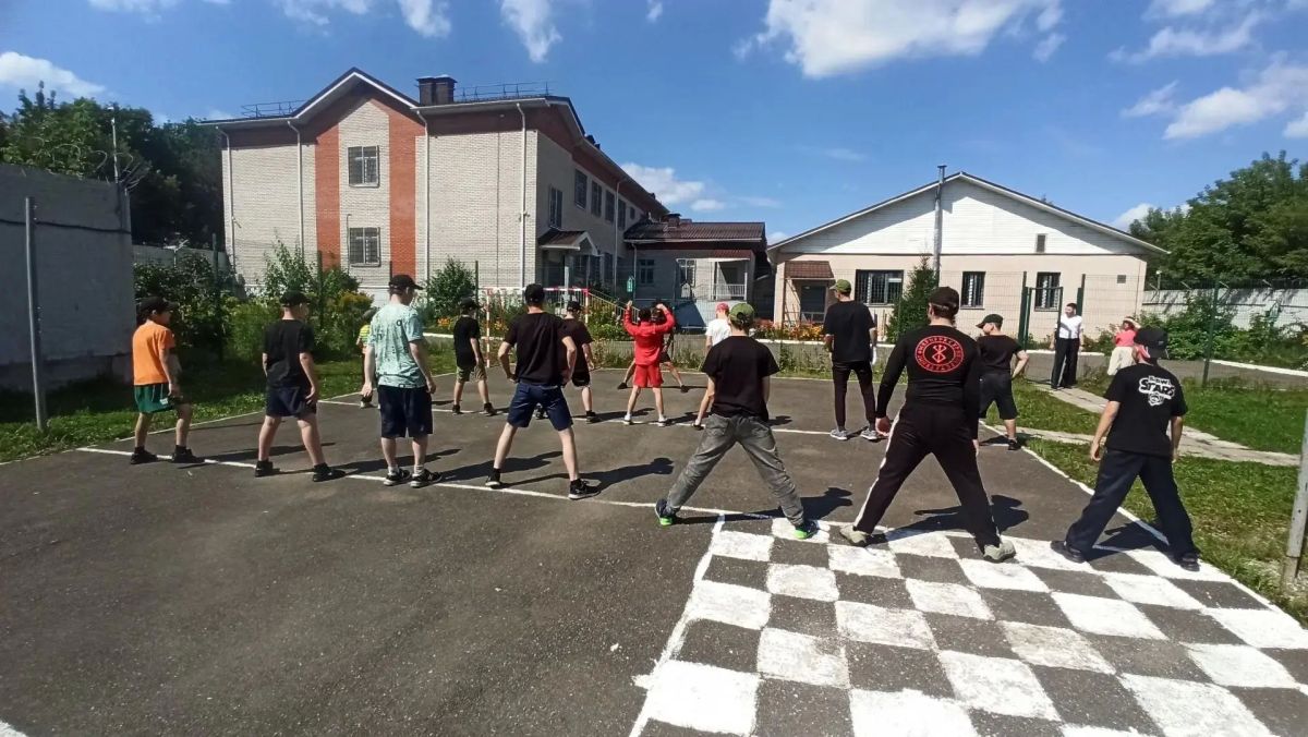 В Удмуртии полицейские и общественники провели «Зарядку со стражем порядка» для воспитанников ЦВСНП В Удмуртии полицейские и общественники провели «Зарядку со стражем порядка» для воспитанников ЦВСНП