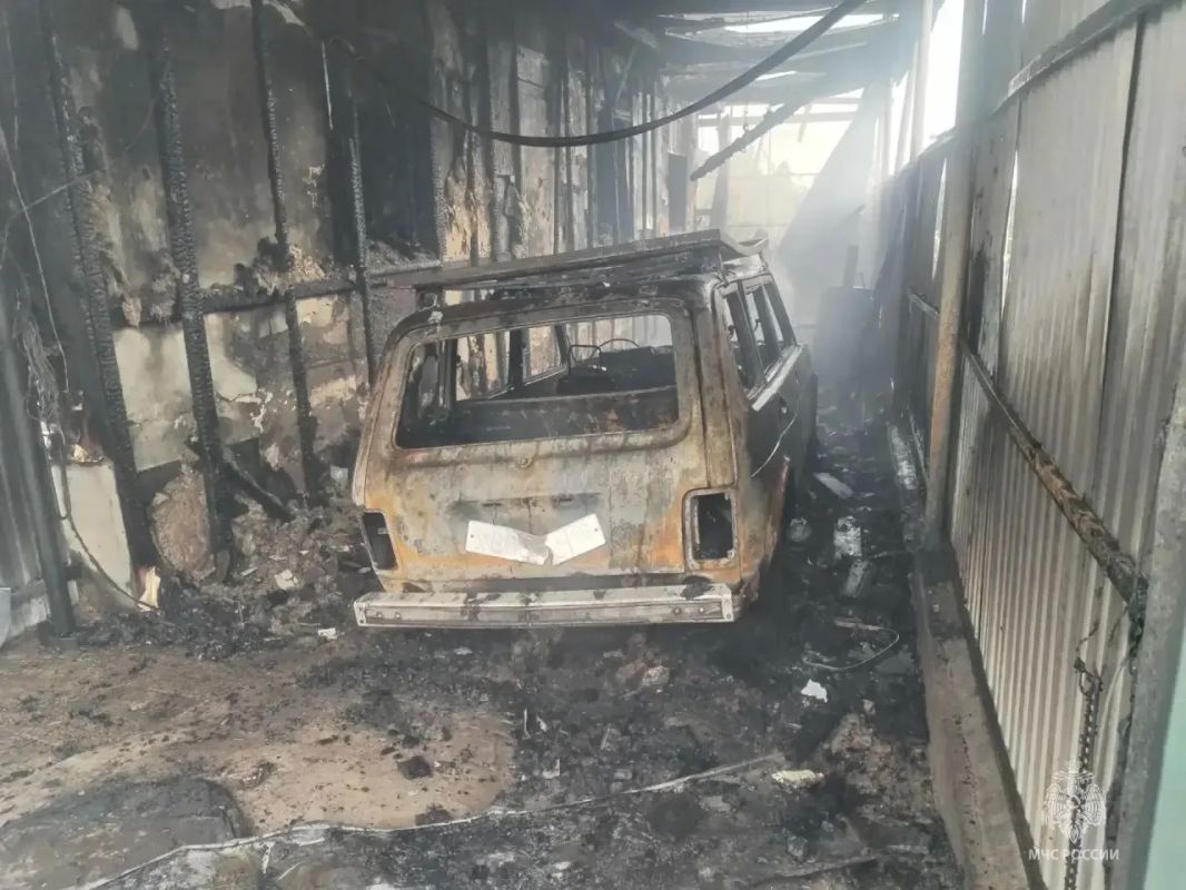 В Сарапуле огонь уничтожил дом, гараж, авто и баню В Сарапуле огонь уничтожил дом, гараж, авто и баню
