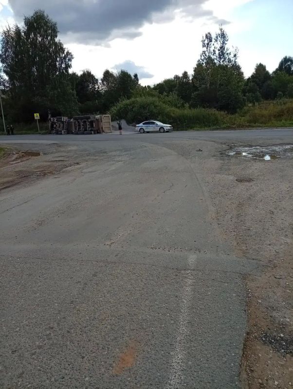 Водитель грузового автомобиля совершил опрокидывание на федеральной трассе Водитель грузового автомобиля совершил опрокидывание на федеральной трассе