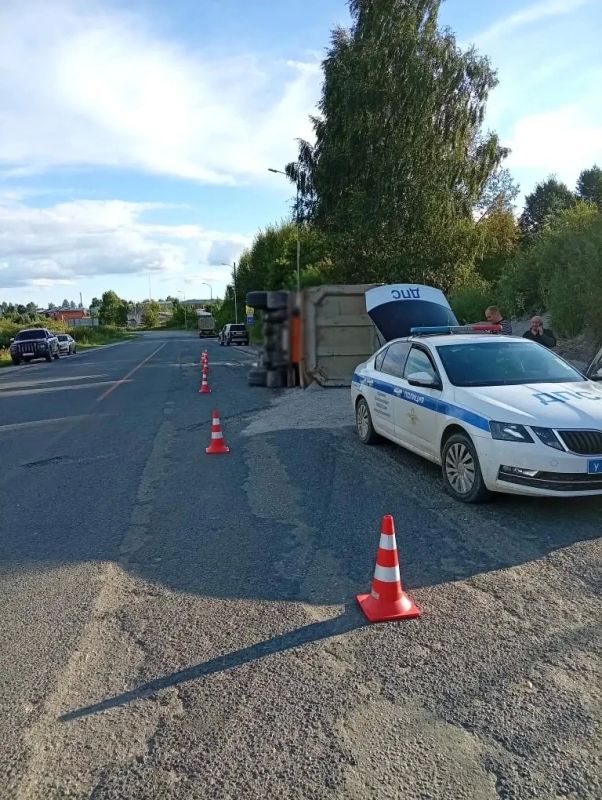 Водитель грузового автомобиля совершил опрокидывание на федеральной трассе Водитель грузового автомобиля совершил опрокидывание на федеральной трассе