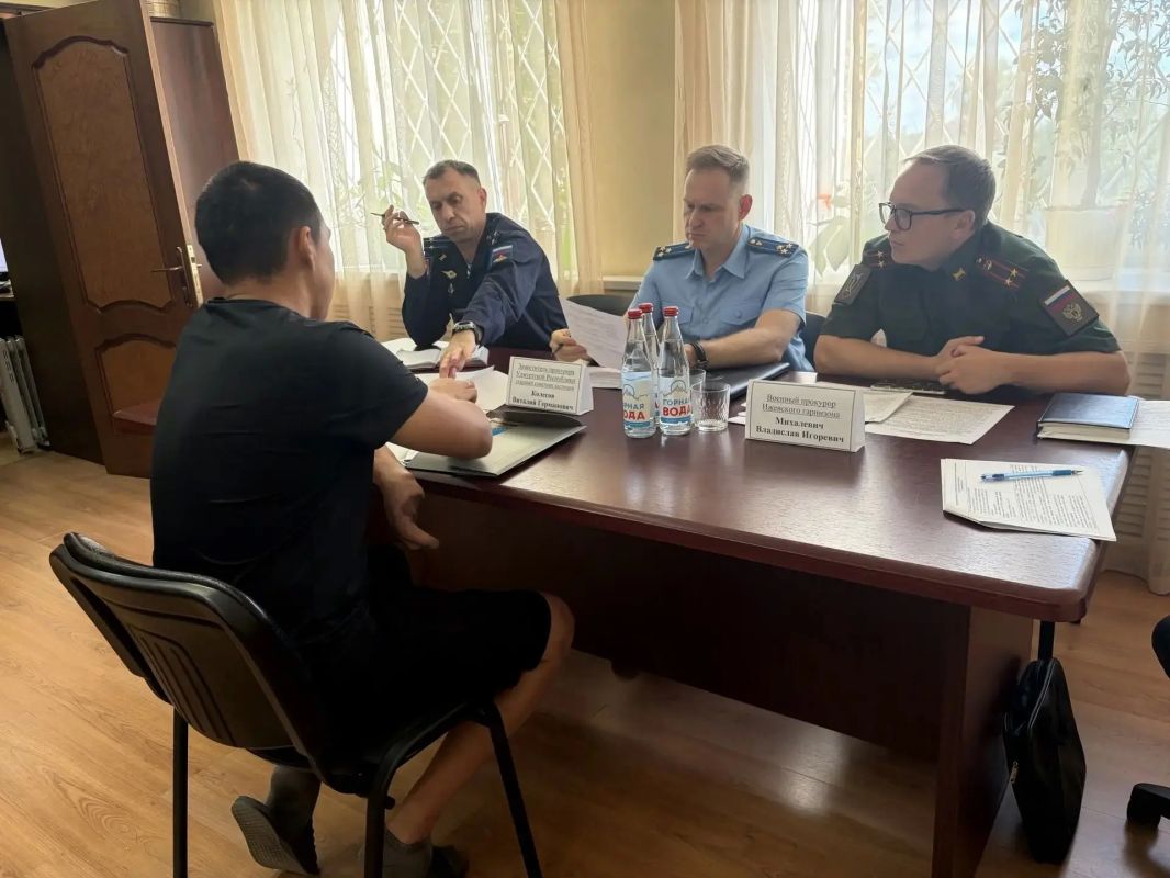 ЗАМЕСТИТЕЛЬ ПРОКУРОРА УДМУРТСКОЙ РЕСПУБЛИКИ ВИТАЛИЙ КОЛЕСОВ СОВМЕСТНО С ВОЕННЫМ ПРОКУРОРОМ ИЖЕВСКОГО ГАРНИЗОНА ВЛАДИСЛАВОМ МИХАЛЕВИЧЕМ ПРОВЕЛИ ПРИЕМ УЧАСТНИКОВ СПЕЦИАЛЬНОЙ ВОЕННОЙ ОПЕРАЦИИ В УЧРЕЖДЕНИИ ЗДРАВООХРАНЕНИЯ ЗАМЕСТИТЕЛЬ ПРОКУРОРА УДМУРТСКОЙ РЕСПУБЛИКИ ВИТАЛИЙ КОЛЕСОВ СОВМЕСТНО С ВОЕННЫМ ПРОКУРОРОМ ИЖЕВСКОГО ГАРНИЗОНА ВЛАДИСЛАВОМ МИХАЛЕВИЧЕМ ПРОВЕЛИ ПРИЕМ УЧАСТНИКОВ СПЕЦИАЛЬНОЙ ВОЕННОЙ ОПЕРАЦИИ В УЧРЕЖДЕНИИ ЗДРАВООХРАНЕНИЯ