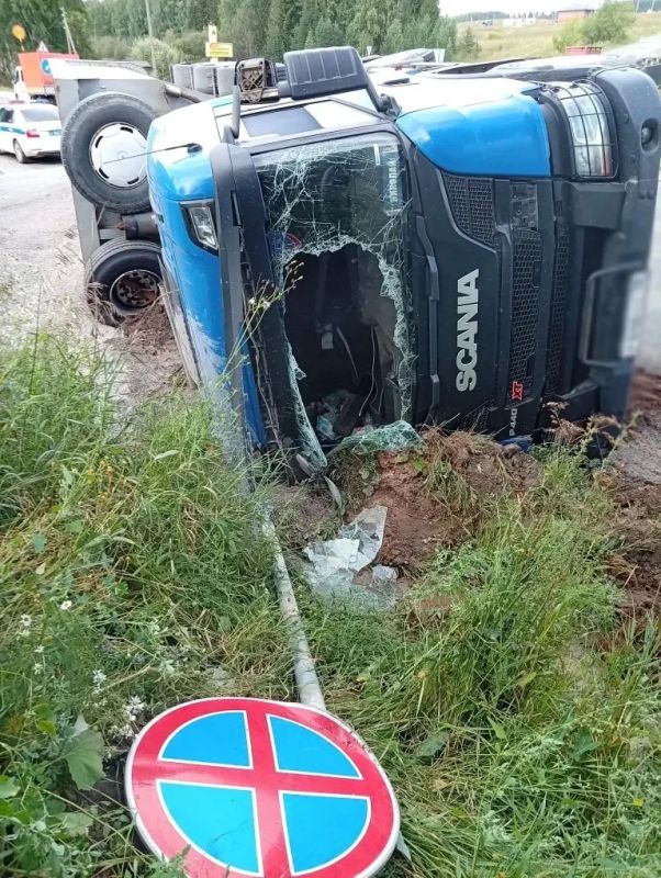 Водитель грузового автомобиля совершил опрокидывание на федеральной трассе Водитель грузового автомобиля совершил опрокидывание на федеральной трассе