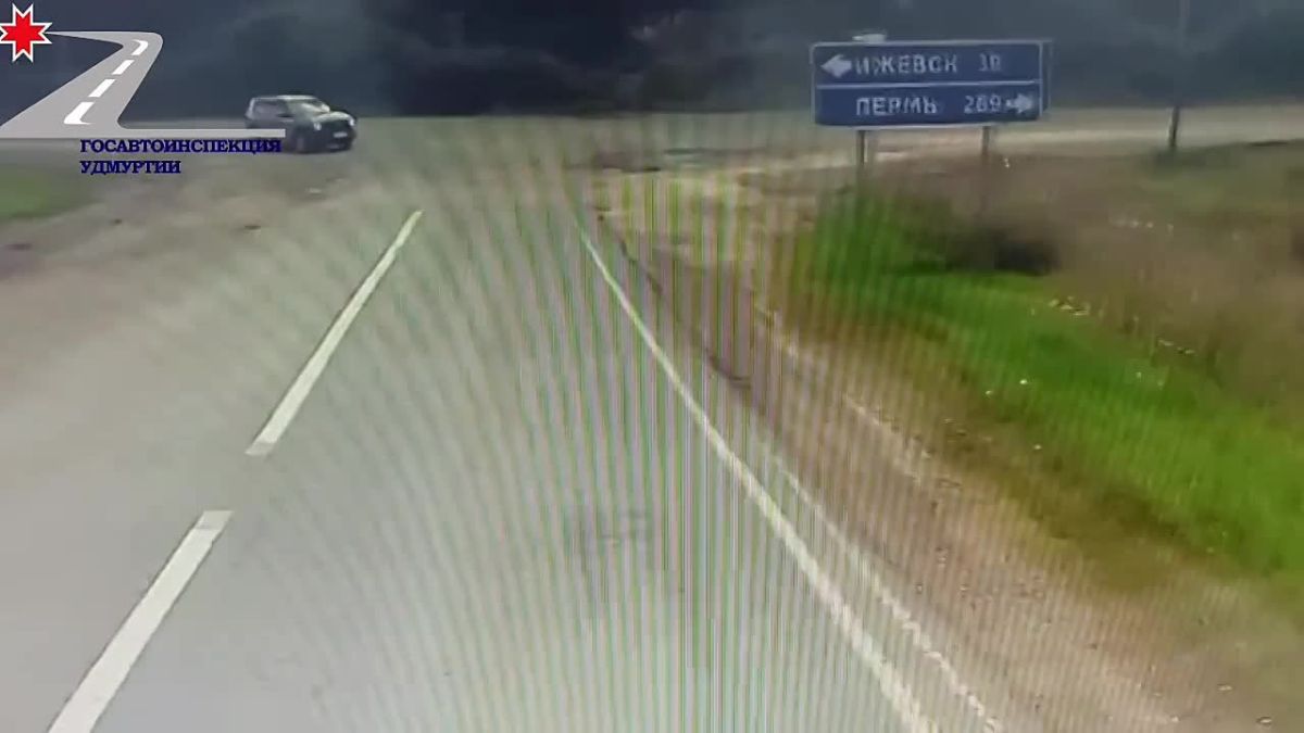 Водитель грузового автомобиля совершил опрокидывание на федеральной трассе