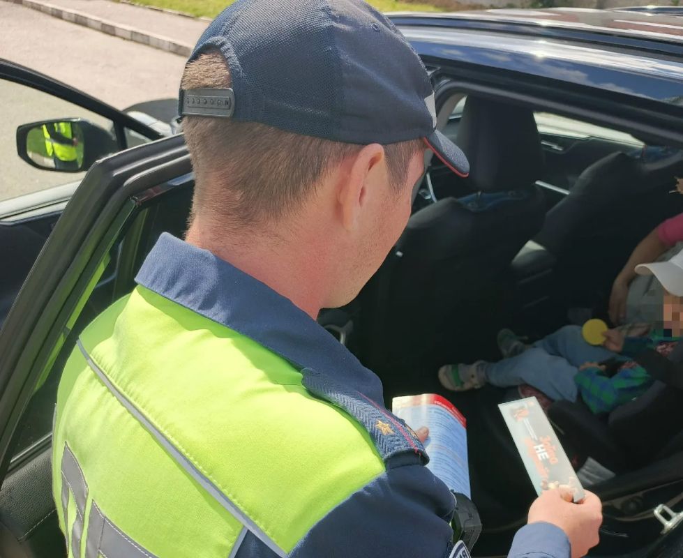 Дорожные полицейские напомнили водителям правила перевозки юных пассажиров, разъяснили, почему необходимо неукоснительно соблюдать их, а также предупредили об административной ответственности за нарушение правил перевозки... Дорожные полицейские напомнили водителям правила перевозки юных пассажиров, разъяснили, почему необходимо неукоснительно соблюдать их, а также предупредили об административной ответственности за нарушение правил перевозки...
