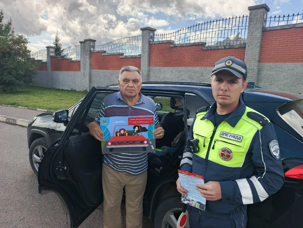 Дорожные полицейские напомнили водителям правила перевозки юных пассажиров, разъяснили, почему необходимо неукоснительно соблюдать их, а также предупредили об административной ответственности за нарушение правил перевозки... Дорожные полицейские напомнили водителям правила перевозки юных пассажиров, разъяснили, почему необходимо неукоснительно соблюдать их, а также предупредили об административной ответственности за нарушение правил перевозки...