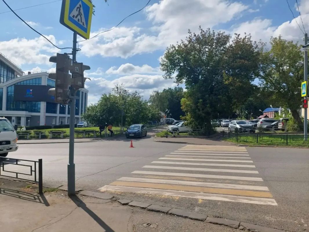 Несовершеннолетний велосипедист, не спешившись на пешеходном переходе, попал в ДТП Несовершеннолетний велосипедист, не спешившись на пешеходном переходе, попал в ДТП