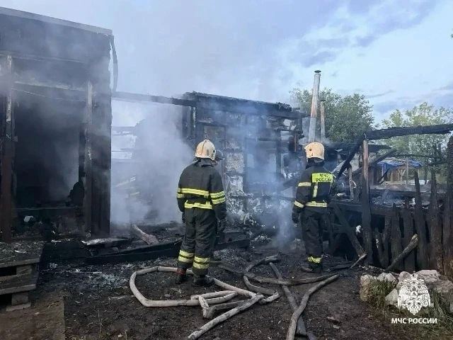 В Ижевске сгорел банный комплекс на улице Шарканской