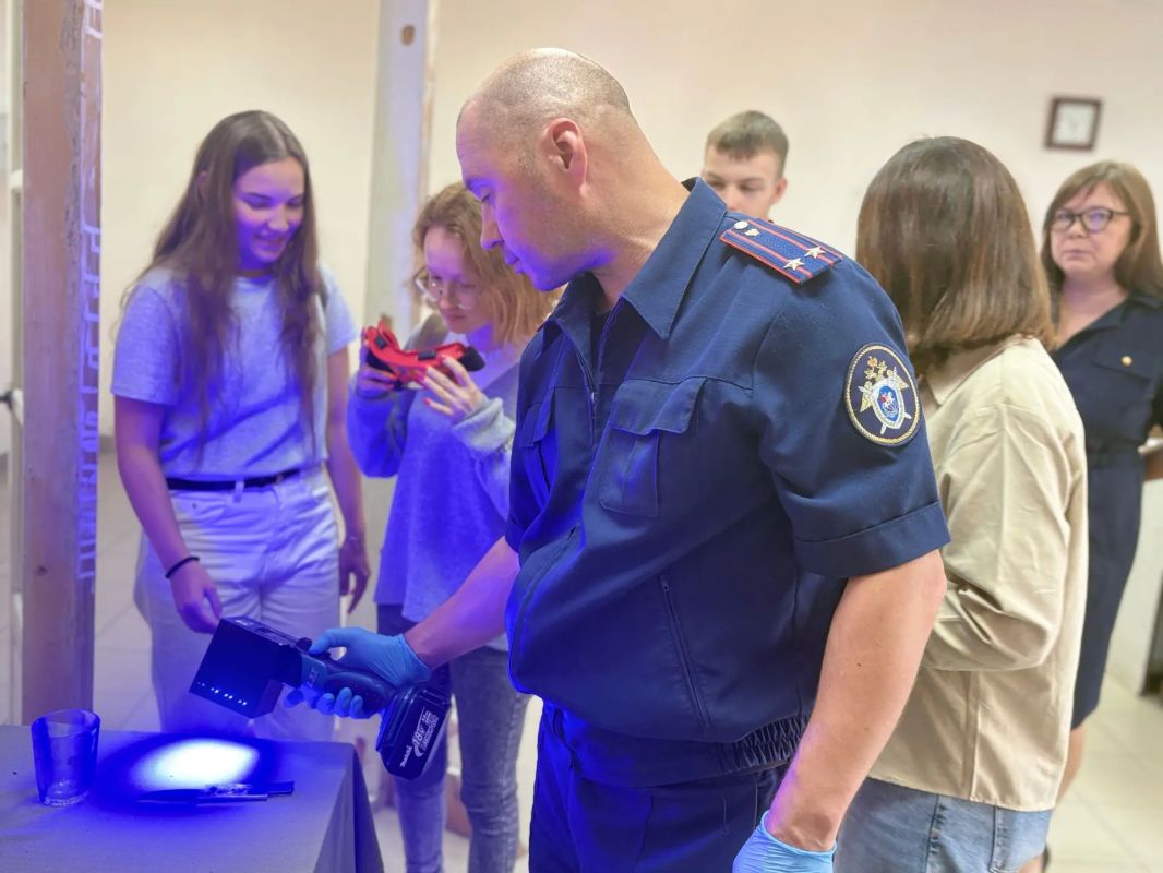 Сотрудники следственного управления встретились с активистами молодёжной общественной организации «Следком» Сотрудники следственного управления встретились с активистами молодёжной общественной организации «Следком»