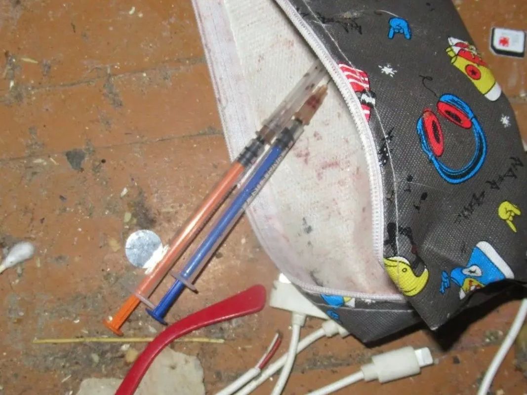 В Глазове сотрудниками полиции ликвидирован наркопритон В Глазове сотрудниками полиции ликвидирован наркопритон
