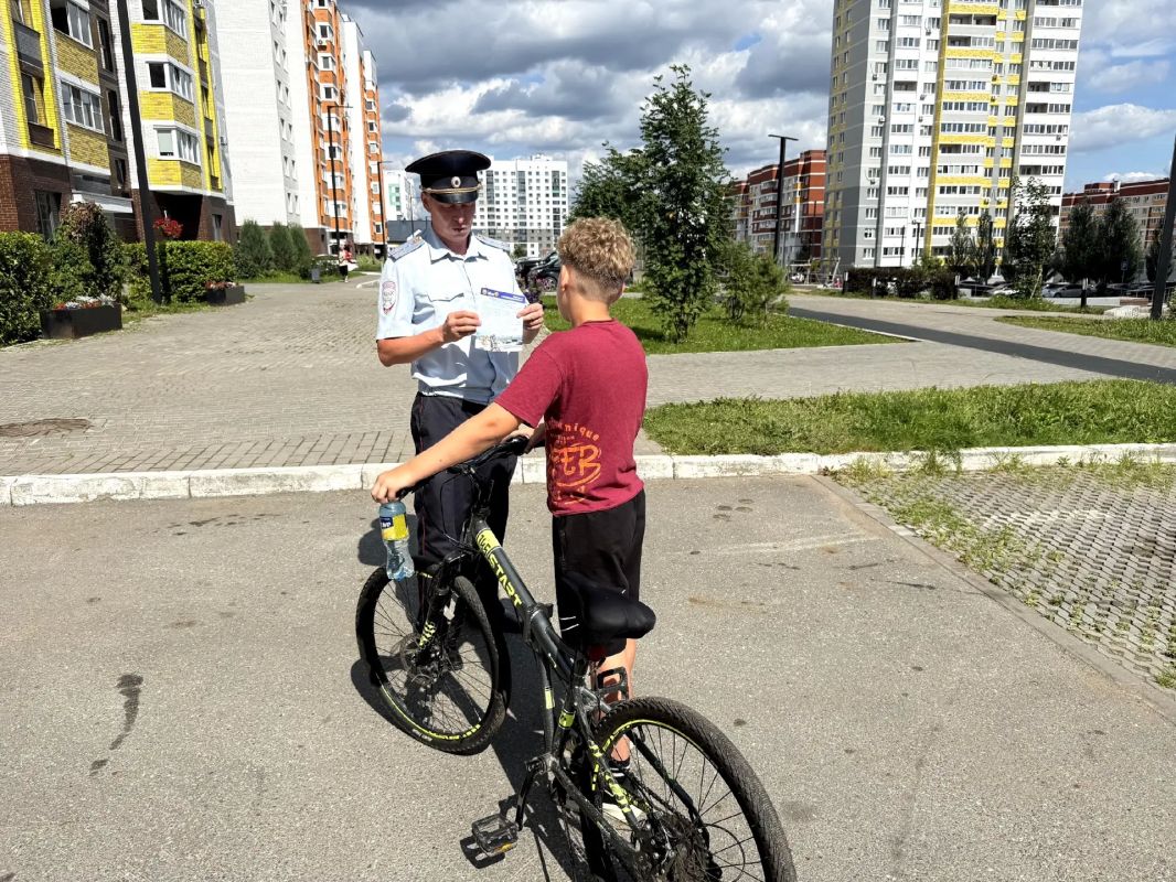 Особенностью передвижения пешеходов в жилой зоне является их преимущество, однако, в любой момент из-за припаркованных автомобилей, строений на проезжую часть могут выбежать дети Особенностью передвижения пешеходов в жилой зоне является их преимущество, однако, в любой момент из-за припаркованных автомобилей, строений на проезжую часть могут выбежать дети