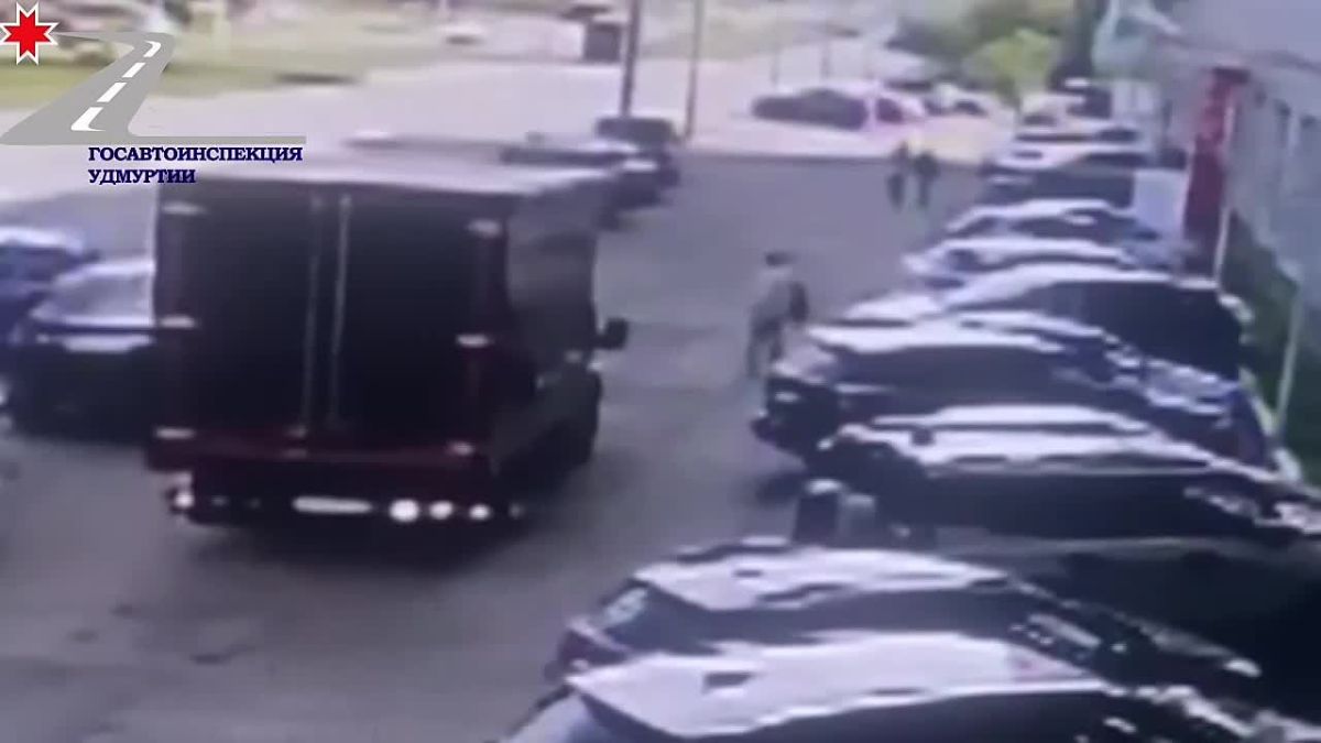 Водитель автомобиля при движении задним ходом совершил наезд на пешехода