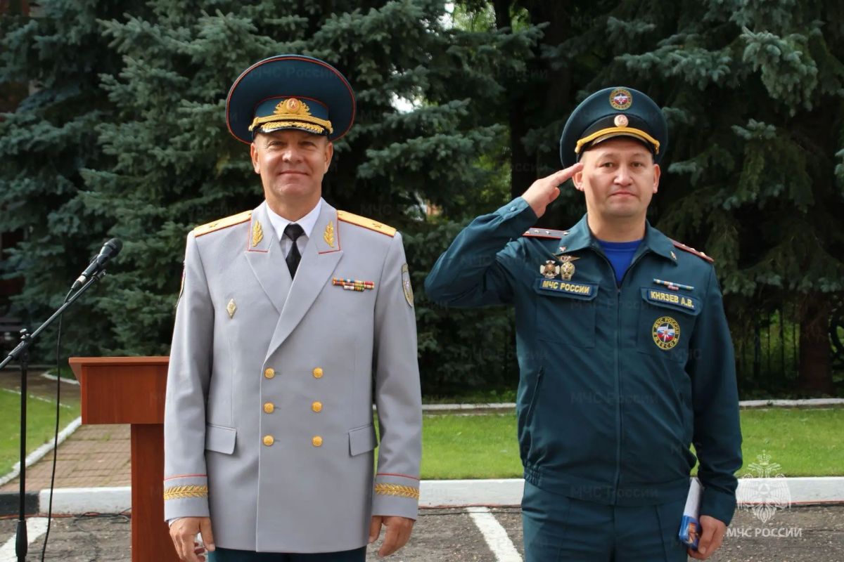 В МЧС Удмуртии прошло торжественное мероприятие ко Дню Государственного флага России В МЧС Удмуртии прошло торжественное мероприятие ко Дню Государственного флага России