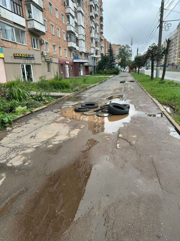 Яму на тротуаре вдоль улицы Горького в Ижевске обещают отремонтировать ко Дню знаний