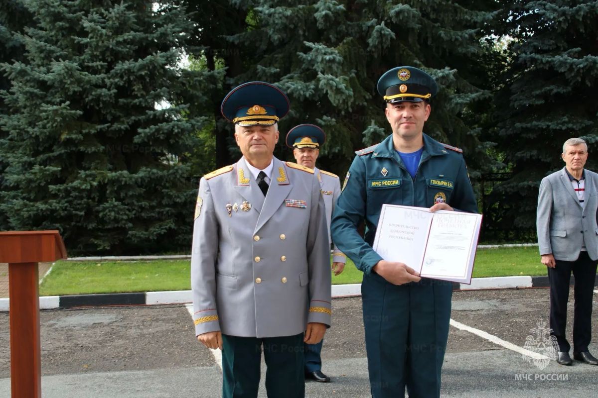 В МЧС Удмуртии прошло торжественное мероприятие ко Дню Государственного флага России В МЧС Удмуртии прошло торжественное мероприятие ко Дню Государственного флага России