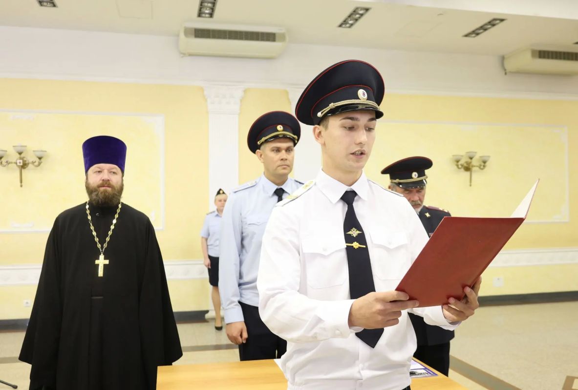 В Удмуртии в преддверии Дня Государственного флага молодые сотрудники приняли Присягу В Удмуртии в преддверии Дня Государственного флага молодые сотрудники приняли Присягу