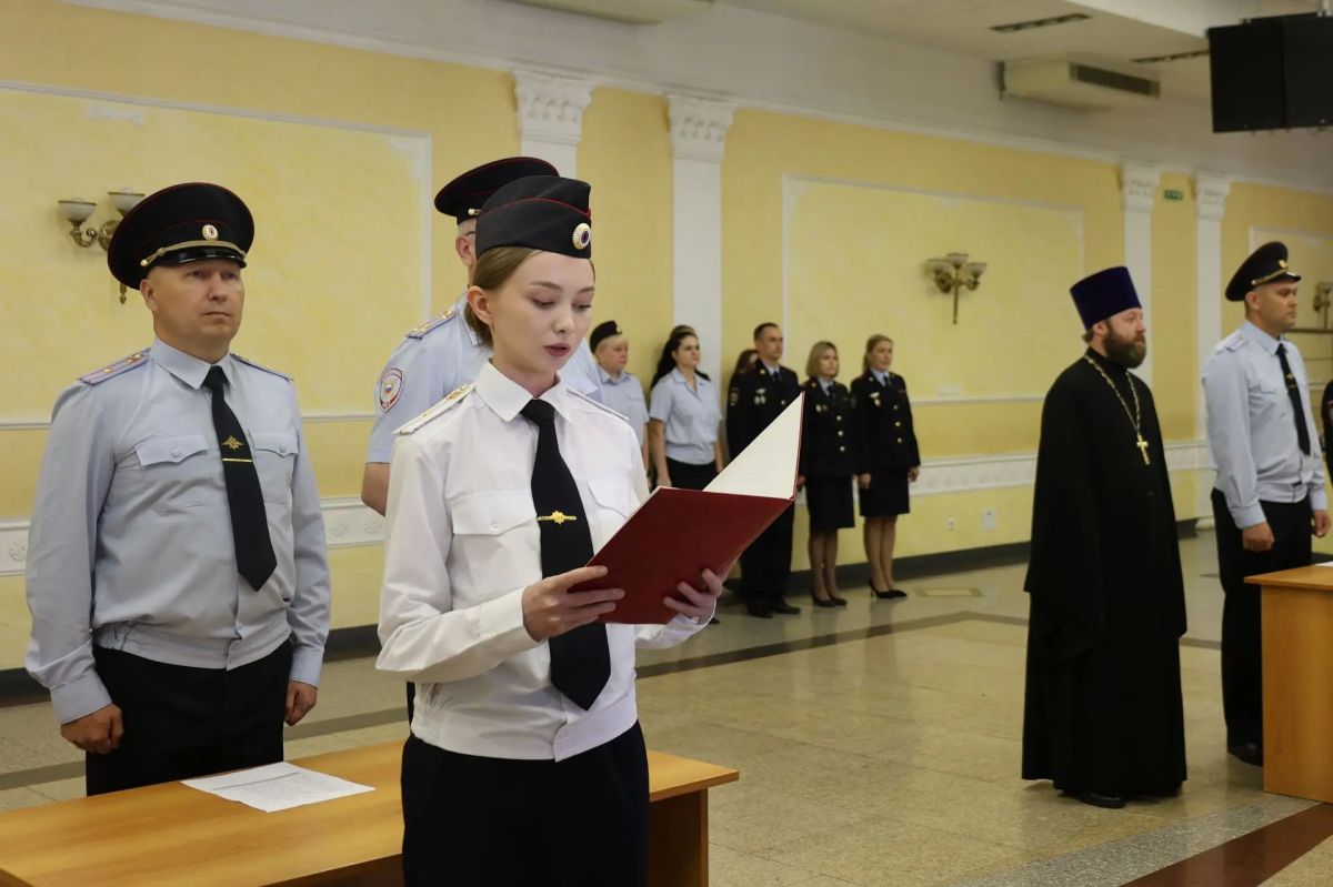 В Удмуртии в преддверии Дня Государственного флага молодые сотрудники приняли Присягу В Удмуртии в преддверии Дня Государственного флага молодые сотрудники приняли Присягу