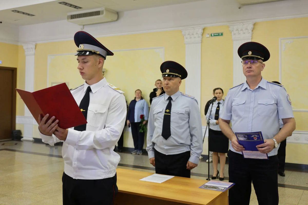 В Удмуртии в преддверии Дня Государственного флага молодые сотрудники приняли Присягу В Удмуртии в преддверии Дня Государственного флага молодые сотрудники приняли Присягу