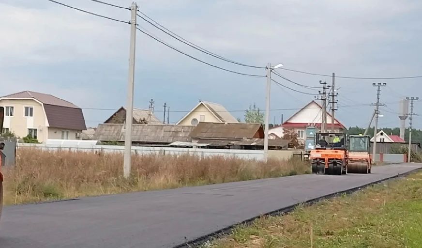 Дорожники приступили к укладке верхнего слоя асфальтобетона в переулке Юбилейный в селе Вавож
