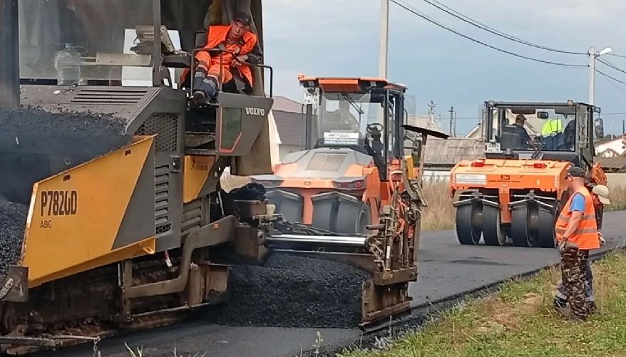 Дорожники приступили к укладке верхнего слоя асфальтобетона в переулке Юбилейный в селе Вавож Дорожники приступили к укладке верхнего слоя асфальтобетона в переулке Юбилейный в селе Вавож