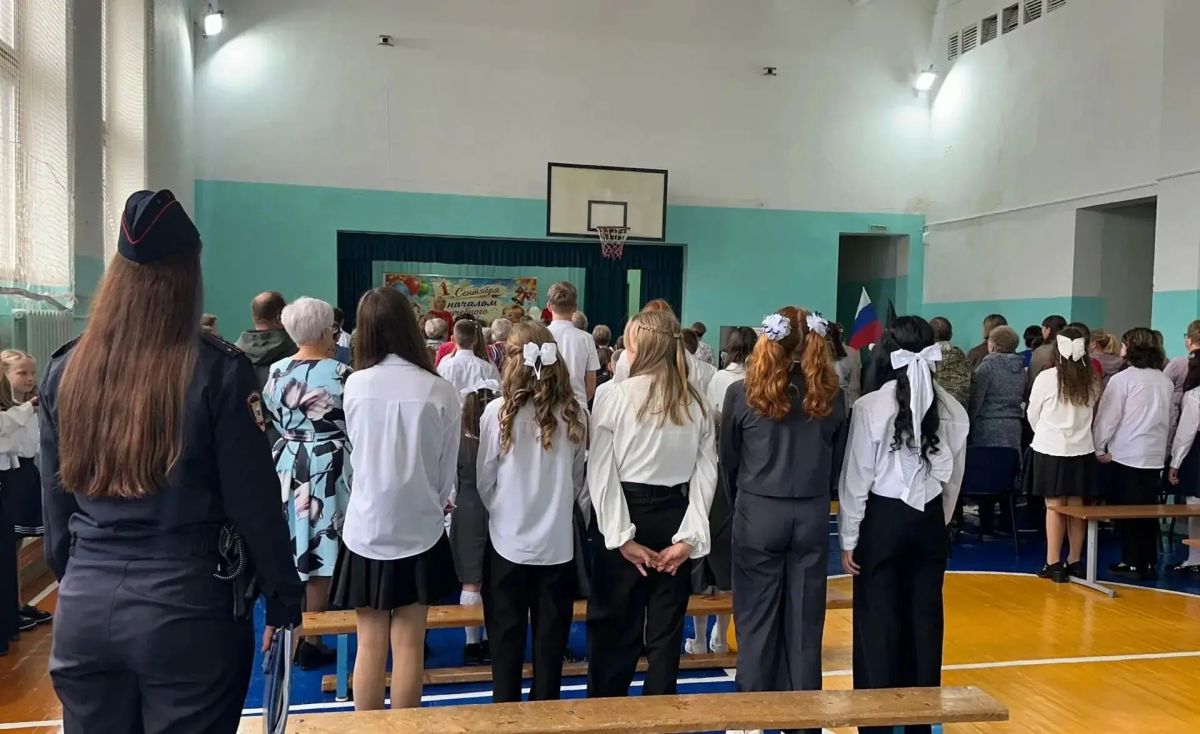 В Удмуртии сотрудники и ветераны органов внутренних дел поздравили учащихся школ с началом учебного года В Удмуртии сотрудники и ветераны органов внутренних дел поздравили учащихся школ с началом учебного года