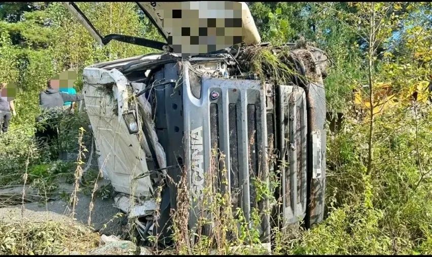 Водитель грузового автомобиля совершил опрокидывание в Вавожском районе Водитель грузового автомобиля совершил опрокидывание в Вавожском районе