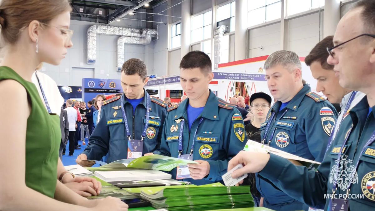 Напомним, сотрудники Главного управления МЧС России по Удмуртской Республике активно принимают участие в Международной выставке салона «Комплексная безопасность» в Казани Напомним, сотрудники Главного управления МЧС России по Удмуртской Республике активно принимают участие в Международной выставке салона «Комплексная безопасность» в Казани