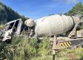 Бетономешалка вылетела с дороги в кювет и опрокинулась