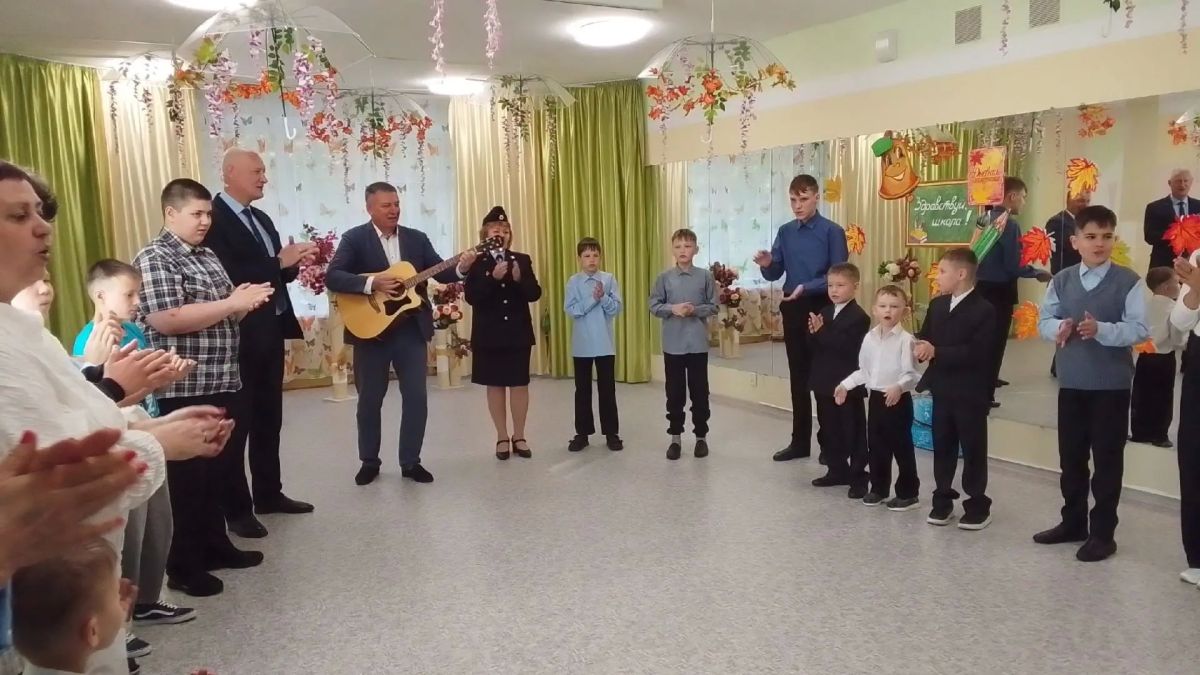 В Ижевске транспортная полиция и общественники поздравили детей с началом учебного года В Ижевске транспортная полиция и общественники поздравили детей с началом учебного года